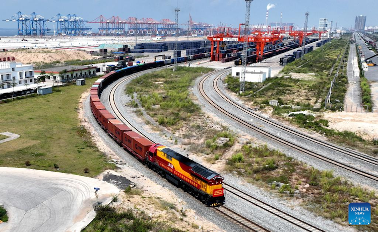 Αυτή η αεροφωτογραφία που τραβήχτηκε στις 17 Σεπτεμβρίου του 2022, δείχνει ένα φορτηγό τρένο που αναχωρεί από το λιμάνι Τσιντζόου, της πόλης Τσιντζόου, στην αυτόνομη περιοχή Γκουανσί Τζουάνγκ της νότιας Κίνας.
