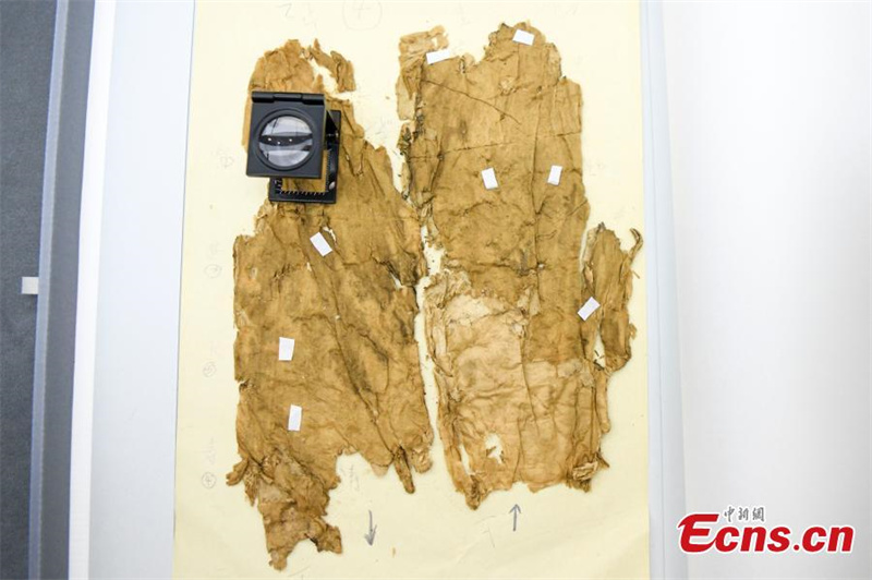 Η φωτογραφία που κυκλοφόρησε στις 2 Νοεμβρίου 2022 από το Μουσείο Χουνάν δείχνει ένα κομμάτι μεταξιού που ανακαλύφθηκε από τον Νο. 3 των τάφων Μαγουανντουέι της δυναστείας Χαν (206 π.Χ.-220 μ.Χ.) στην Τσανγκσά, στην επαρχία Χουνάν της κεντρικής Κίνας. (Φωτογραφία: China News Service)