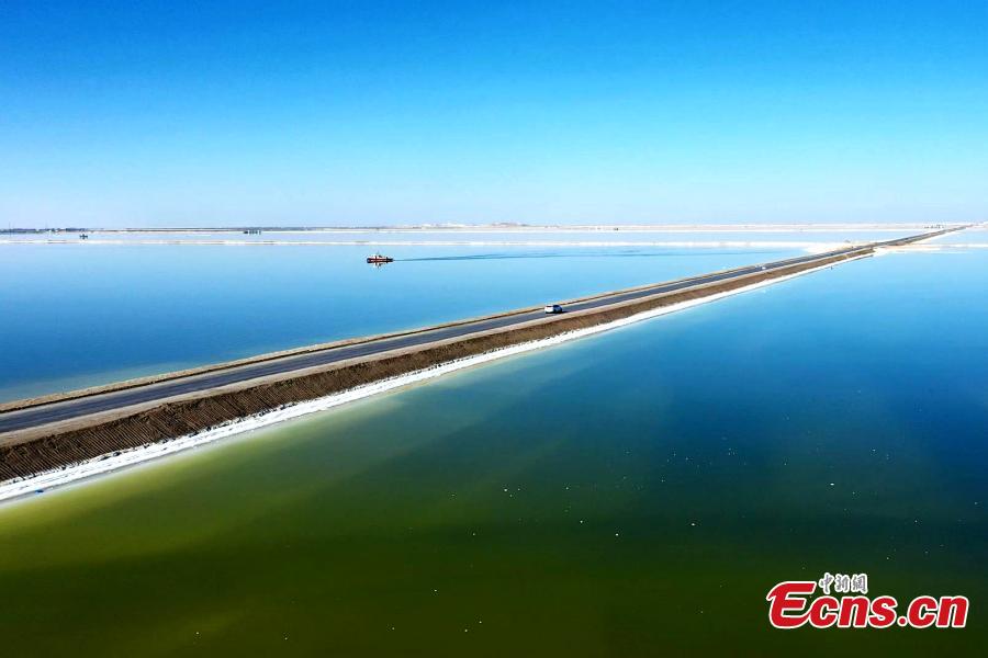 Αλυκή Qarhan: σμαραγδένια πράσινη το φθινόπωρο