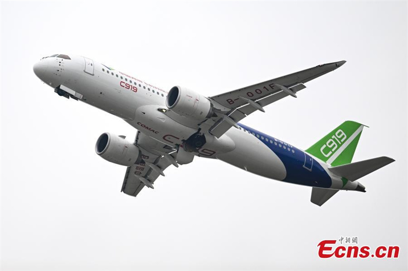Ένα C919, το πρώτο επιβατικό αεροσκάφος εγχώριας κατασκευής της Κίνας, κάνει το ντεμπούτο του κατά τη διάρκεια της Αεροπορικής Επίδειξης της Κίνας, στη πόλη Τζούχαϊ της επαρχίας Γκουανγκντόνγκ της νότιας Κίνας στις 8 Νοεμβρίου του 2022. (Φωτογραφία: Υπηρεσία ειδήσεων της Κίνας / Σουέν Ζίφα)