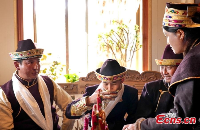 Ντόπιοι πίνουν ορεινό κρασί από κριθάρι για να γιορτάσουν το Νέο Έτος Γκονγκμπό σύμφωνα με το θιβετιανό ημερολόγιο, το οποίο πέφτει στις 24 Νοεμβρίου φέτος, στην πόλη Νγινγκτσί, στην αυτόνομη περιοχή του Θιβέτ της νοτιοδυτικής Κίνας, 24 Νοεμβρίου 2022. (Photo/China News Service)