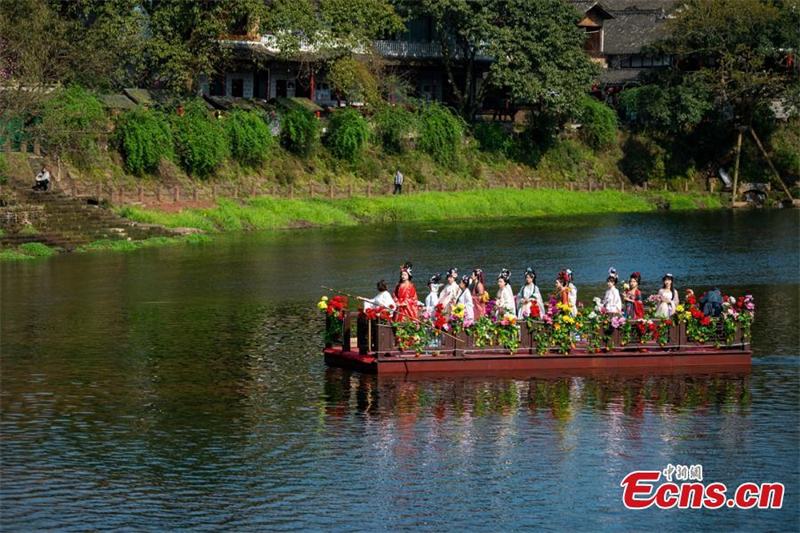 Γυναίκες με χάνφου για την γιορτή του Χουατζάο στο Σιτσουάν