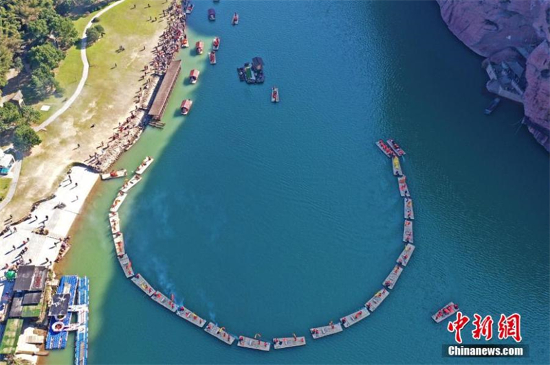 Πολύχρωμοι δράκοι πλέουν σε ποτάμι στο Γκουανγκσί