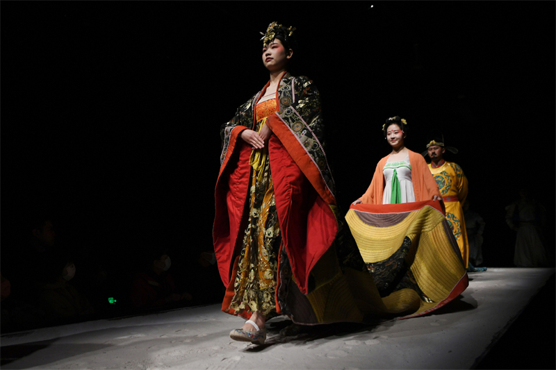 Ηθοποιοί παίζουν στην μεγάλης κλίμακας παράσταση «Encore Dunhuang» το βράδυ της 14ης Μαρτίου 2023. [Φωτογραφία/Xinhua]