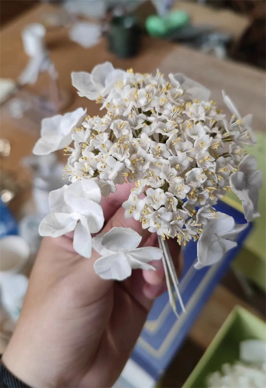 Μια κοπέλα αφιερωμένη στην τέχνη της κατασκευής λουλουδιών τονγκτσάο