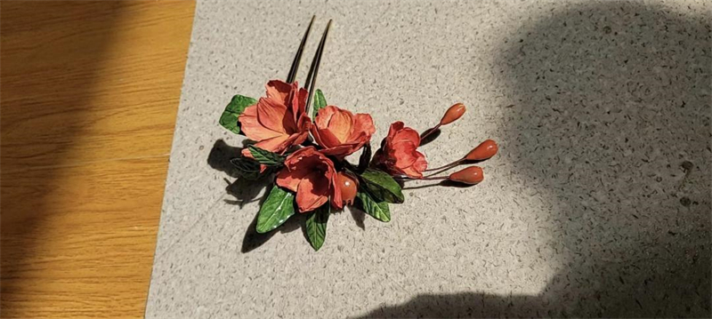 Μια κοπέλα αφιερωμένη στην τέχνη της κατασκευής λουλουδιών τονγκτσάο