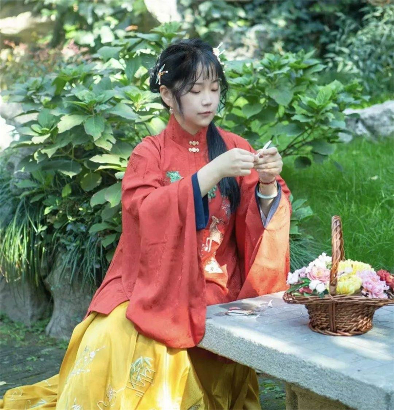 Μια κοπέλα αφιερωμένη στην τέχνη της κατασκευής λουλουδιών τονγκτσάο