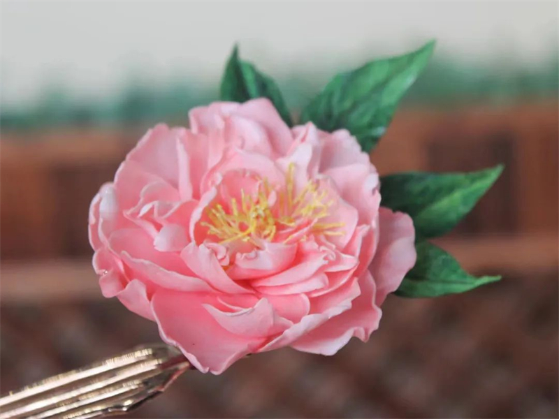 Μια κοπέλα αφιερωμένη στην τέχνη της κατασκευής λουλουδιών τονγκτσάο