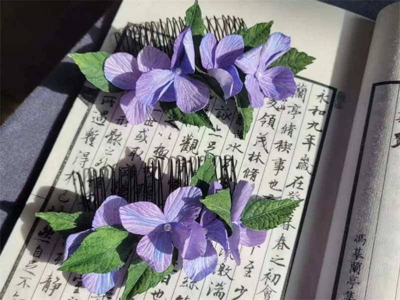 Μια κοπέλα αφιερωμένη στην τέχνη της κατασκευής λουλουδιών τονγκτσάο