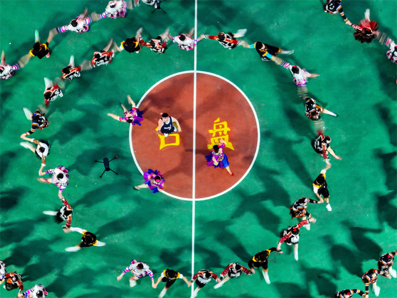 Το τουρνουά αναδεικνύει το πάθος και τις δεξιότητες των παικτών μπάσκετ από αγροτικές περιοχές, καθώς ανταγωνίζονται και επιδεικνύουν την ομαδικότητά τους στο γήπεδο. (Φωτογραφία / Xinhua)