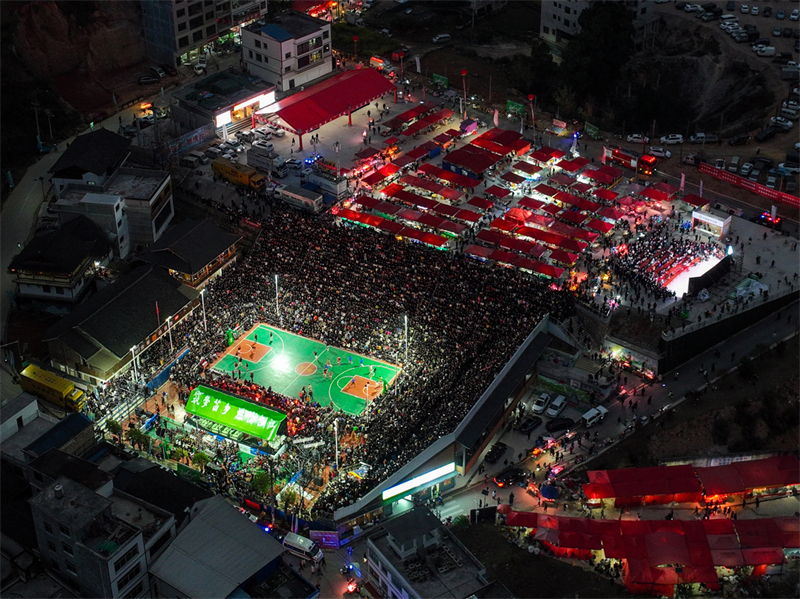 Έφηβοι παίζουν μπάσκετ στο χωριό Τάϊπαν, στην επαρχία Τάϊτζιανγκ, στην επαρχία Γκουέϊζοου της νοτιοδυτικής Κίνας, 25 Μαρτίου 2023. Η "Village Basketball Association" ή "Village BA", είναι ένα τουρνουά μπάσκετ βάσης που διεξάγεται στο χωριό Τάϊπαν. Η εκδήλωση αυτή, που διοργανώνεται από τους κατοίκους της περιοχής, έχει αποκτήσει δημοτικότητα με την πάροδο των ετών και προσελκύει μεγάλο πλήθος θεατών και συμμετεχόντων. Το τουρνουά αναδεικνύει το πάθος και τις δεξιότητες των παικτών μπάσκετ από αγροτικές περιοχές, καθώς ανταγωνίζονται και επιδεικνύουν την ομαδική τους εργασία στο γήπεδο. (Φωτογραφία / Xinhua)