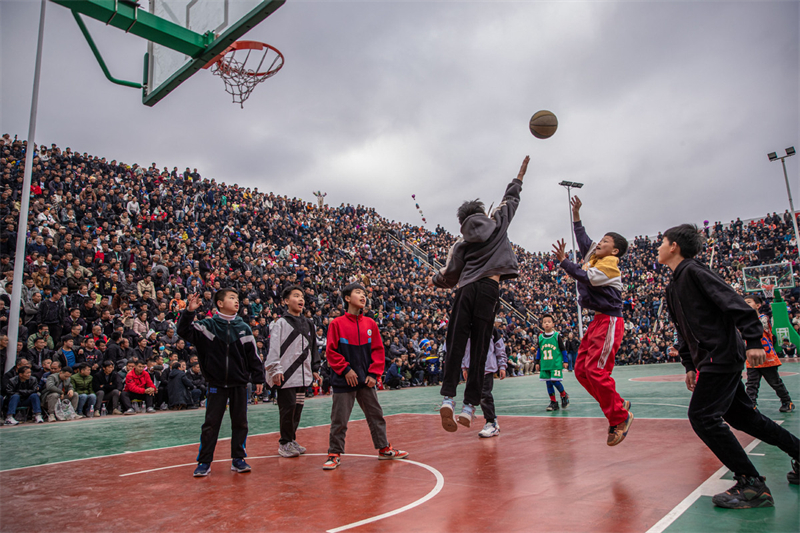 Παιδιά παίζουν μπάσκετ στο χωριό Τάϊπαν, στην επαρχία Τάϊτζιανγκ, στην επαρχία Γκουέϊζοου της νοτιοδυτικής Κίνας, 25 Μαρτίου του 2023. (Φωτογραφία / Xinhua)