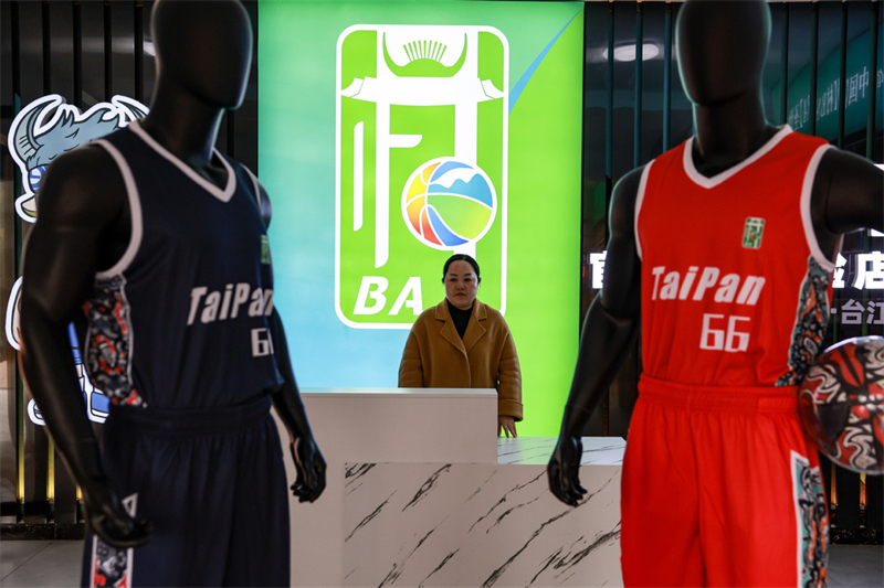 Ένας υπάλληλος βρίσκεται σε ένα κατάστημα με θέμα το μπάσκετ στο χωριό Τάϊπαν, στην επαρχία Τάϊτζιανγκ, στην επαρχία Γκουέϊζοου της νοτιοδυτικής Κίνας, στις 25 Μαρτίου του 2023. (Φωτογραφία / Xinhua)