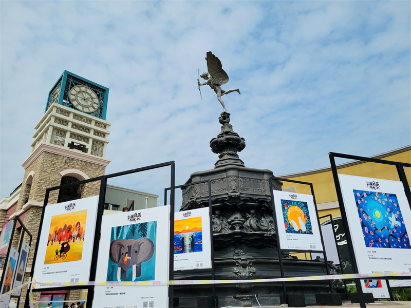 Η πλατεία του Έρωτα όπου το κοινό ξεκινά την εμπειρία της Μεικτής Πραγματικότητας MR με θέμα την Ελληνική Μυθολογία μέσα από την Ψηφιακή Τέχνη, στην περιοχή Σολάνα στο ανατολικό Πεκίνο, στις 5 Απριλίου 2021 (Φωτογραφία: Cri Greek/Εύα Παπαζή)