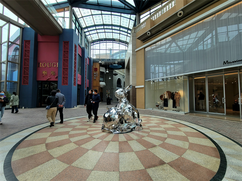 Μέρος της γκαλερίας στην πλατεία του Έρωτα όπου το κοινό περπατά αποκτώντας την εμπειρία της Μεικτής Πραγματικότητας MR με θέμα την Ελληνική Μυθολογία μέσα από την Ψηφιακή Τέχνη, στην περιοχή Σολάνα στο ανατολικό Πεκίνο, στις 5 Απριλίου 2021 (Φωτογραφία: Cri Greek/Εύα Παπαζή)