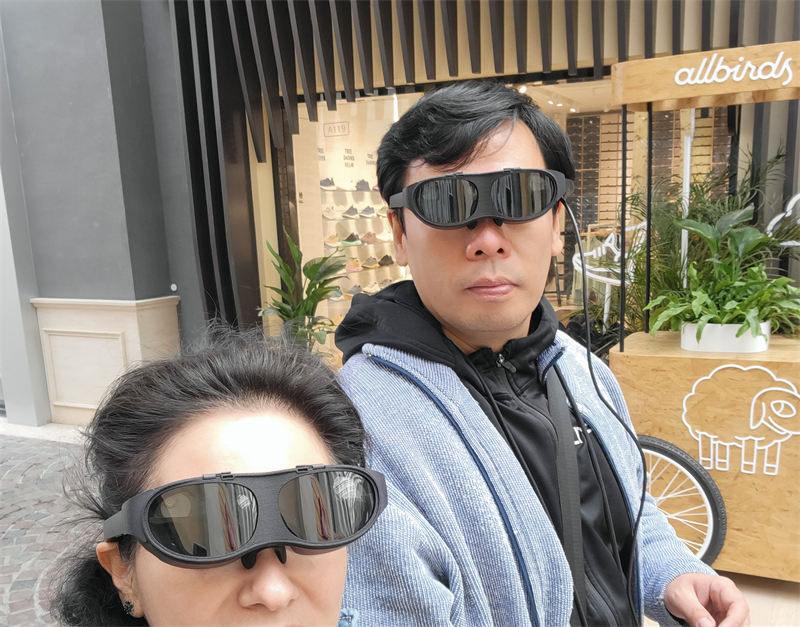 Περπατώντας στην γκαλερία της πλατείας του Έρωτα, το κοινό φορώντας ειδικά γυαλιά έχει διαδραστική εμπειρία της Μεικτής Πραγματικότητας MR με θέμα την Ελληνική Μυθολογία μέσα από την Ψηφιακή Τέχνη, στην περιοχή Σολάνα στο ανατολικό Πεκίνο, στις 5 Απριλίου 2021 (Φωτογραφία: Cri Greek/Εύα Παπαζή) (Φωτογραφία: Cri Greek/Εύα Παπαζή)