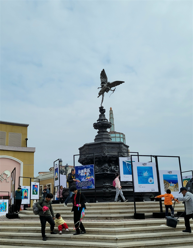 Η πλατεία του Έρωτα όπου το κοινό ξεκινά την εμπειρία της Μεικτής Πραγματικότητας MR με θέμα την Ελληνική Μυθολογία μέσα από την Ψηφιακή Τέχνη, στην περιοχή Σολάνα στο ανατολικό Πεκίνο, στις 5 Απριλίου 2021 (Φωτογραφία: Cri Greek/Εύα Παπαζή) (Φωτογραφία: Cri Greek/Εύα Παπαζή)