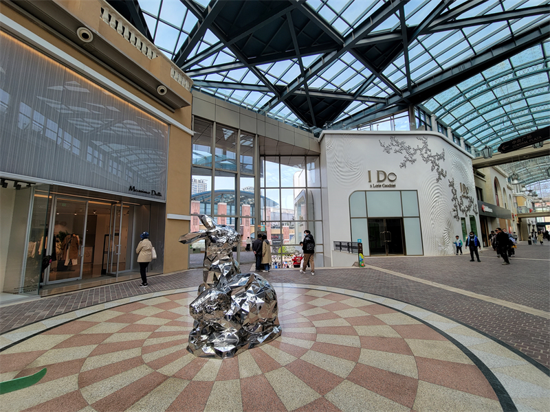 Κομμάτι της γκαλερίας στην πλατεία του Έρωτα όπου το κοινό περπατά την εμπειρία της Μεικτής Πραγματικότητας MR με θέμα την Ελληνική Μυθολογία μέσα από την Ψηφιακή Τέχνη, στην περιοχή Σολάνα στο ανατολικό Πεκίνο, στις 5 Απριλίου 2021 (Φωτογραφία: Cri Greek/Εύα Παπαζή)