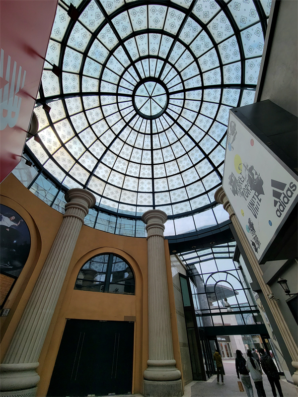 Κομμάτι της γκαλερίας στην πλατεία του Έρωτα όπου το κοινό περπατά έχοντας εμπειρία της Μεικτής Πραγματικότητας MR με θέμα την Ελληνική Μυθολογία μέσα από την Ψηφιακή Τέχνη, στην περιοχή Σολάνα στο ανατολικό Πεκίνο, στις 5 Απριλίου 2021 (Φωτογραφία: Cri Greek/Εύα Παπαζή)