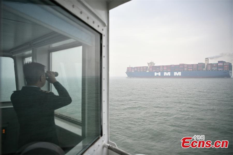 Ένα Haixun 0204 περιπολεί στο λιμάνι της Τιαντζίν, 6 Απριλίου του 2023. (Φωτογραφία: China News Service / Tong Yu)