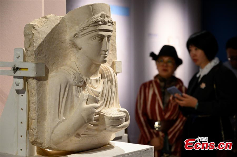 Οι επισκέπτες παρατηρούν τα αντικείμενα κατά τη διάρκεια της έκθεσης για την αρχαία Συρία στο Μουσείο Σανσί στο Ταϊγιάν, στην επαρχία Σανσί της Βόρειας Κίνας, 17 Απριλίου 2023. (Φωτογραφία: China News Service/Wei Liang)