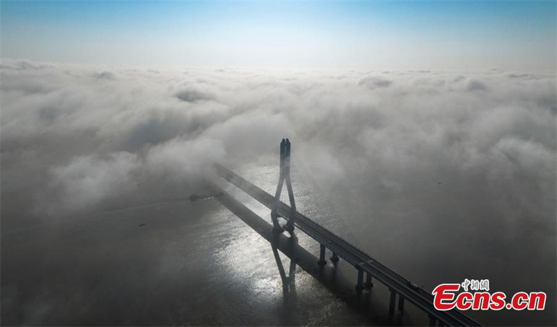 Η γέφυρα με αριθμό 2 της Λίμνης Πογιάνγκ (Poyang) περιβάλλεται από σύννεφο και ομίχλη στην επαρχία Τζιανγκσί της ανατολικής Κίνας, στις 26 Απριλίου του 2023.(Φωτογραφία / China News Service)