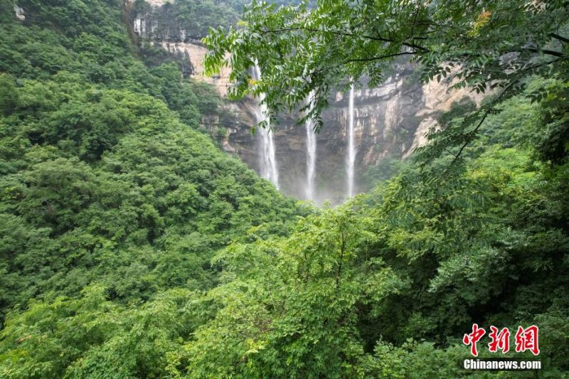 Τριπλοί καταρράκτες πέφτουν από βουνό στο Γκουιτζόου