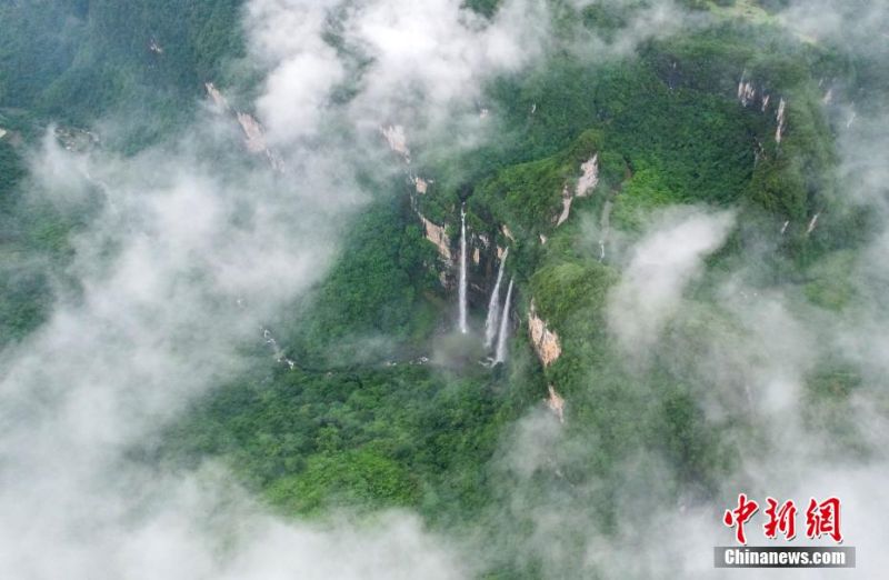Τριπλοί καταρράκτες πέφτουν από βουνό στο Γκουιτζόου