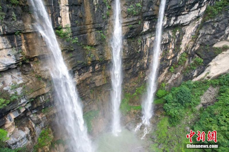 Τριπλοί καταρράκτες πέφτουν από βουνό στο Γκουιτζόου