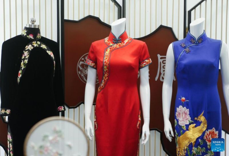 Αυτή η φωτογραφία που τραβήχτηκε στις 30 Μαΐου 2023 δείχνει τσεονγκσάμ στο κατάστημα Longfeng Cheongsam στη Σαγκάη της ανατολικής Κίνας. (Xinhua/Zhu Weixi)