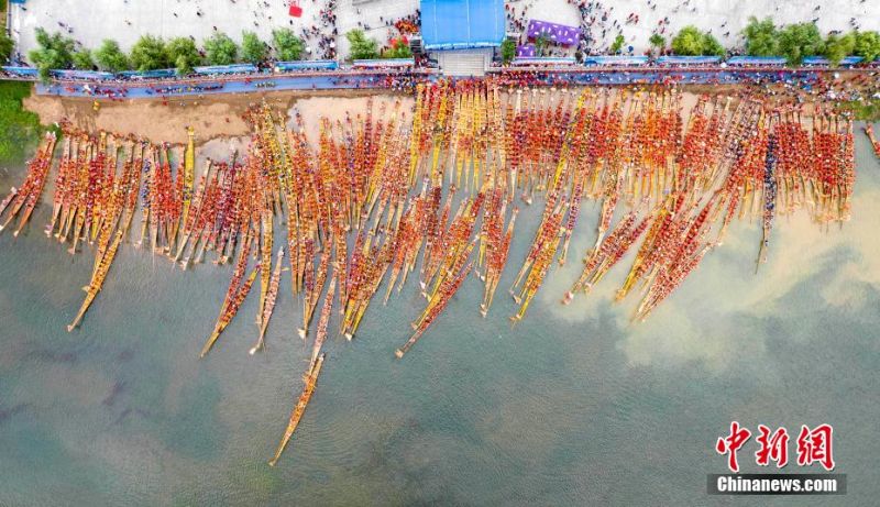 172 σκάφη του δράκου και 4.816 αθλητές συμμετέχουν στον διαγωνισμό. (Φωτογραφία/ Jiang Keqing)