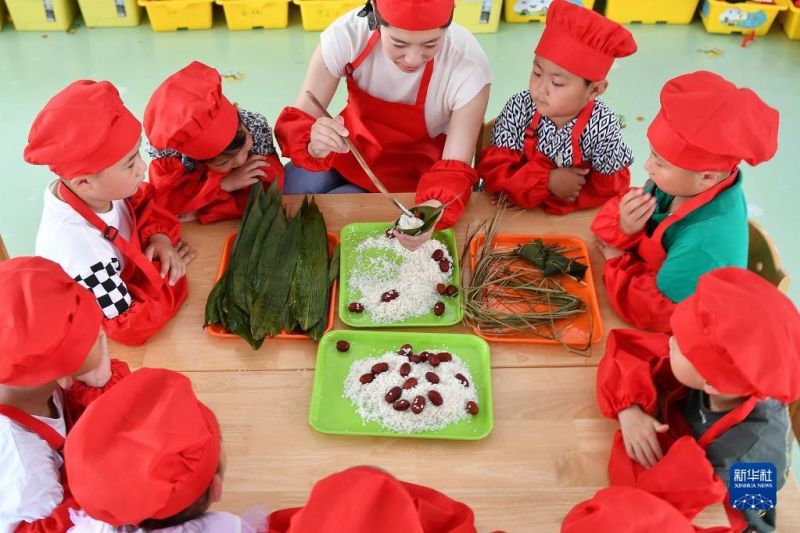 Ζυμαρικά φτιαγμένα σε όλη την Κίνα για το Φεστιβάλ του Σκάφους του Δράκου