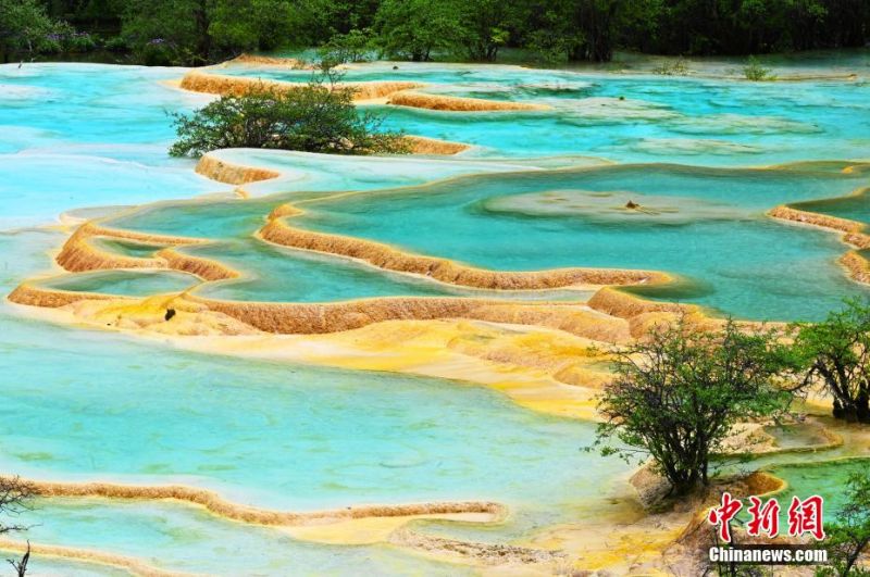 Μαγευτικό τοπίο του Εθνικού Πάρκου Χουανγκλόνγκ στο Σιτσουάν