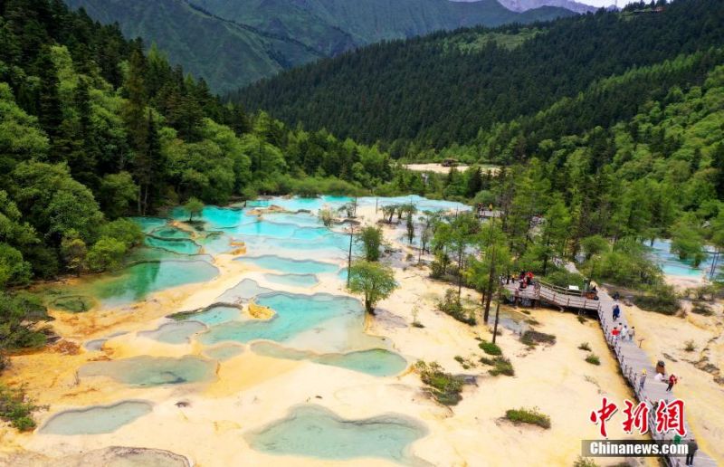 Μαγευτικό τοπίο του Εθνικού Πάρκου Χουανγκλόνγκ στο Σιτσουάν