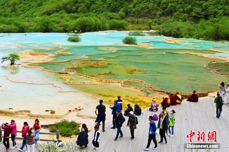 Μαγευτικό τοπίο του Εθνικού Πάρκου Χουανγκλόνγκ στο Σιτσουάν