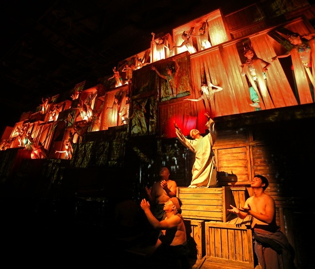 Στιγμιότυπα από την παράσταση(Η επίσημη φωτογραφία είναι ευγενική προσφορά του "Συναντώντας το Ντουνχουάνγκ ξανά")