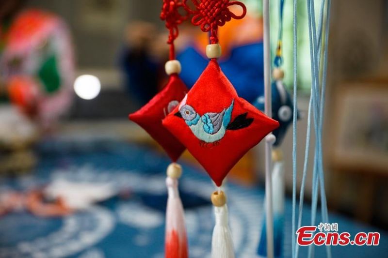 Οι Μιάο φτιάχνουν αρωματικά πουγκιά για την Γιορτή Ντουανγού