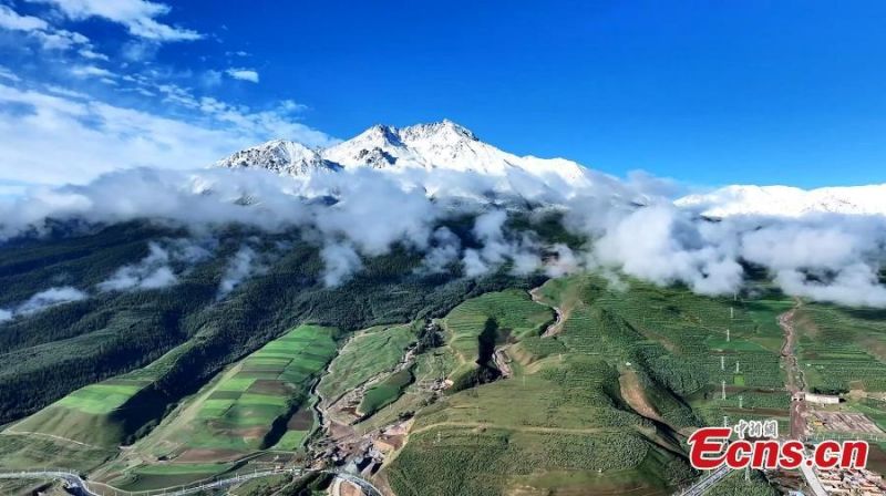 Μια θάλασσα από σύννεφα πάνω απο τα όρη Τσιλιέν