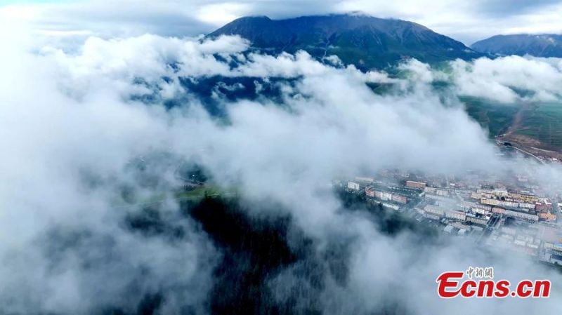 Μια θάλασσα από σύννεφα πάνω απο τα όρη Τσιλιέν