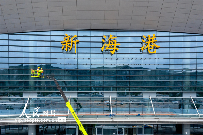 Το έργο της περάτωσης του πολυλειτουργικού κόμβου μεταφορών στο νέο λιμάνι της πόλης Χαϊκόου στην επαρχία Χαϊνάν εξελίσσεται κανονικά