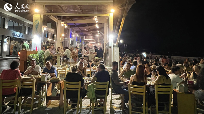 Γεμάτη τουρίστες και με γεμάτα εστιατόρια: νιώστε την ανάκαμψη του ελληνικού τουρισμού μέσα από την νυχτερινή ζωή της Κρήτης