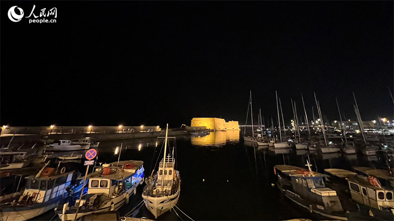 Γεμάτη τουρίστες και με γεμάτα εστιατόρια: νιώστε την ανάκαμψη του ελληνικού τουρισμού μέσα από την νυχτερινή ζωή της Κρήτης
