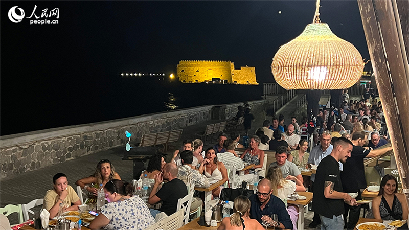 Γεμάτη τουρίστες και με γεμάτα εστιατόρια: νιώστε την ανάκαμψη του ελληνικού τουρισμού μέσα από την νυχτερινή ζωή της Κρήτης