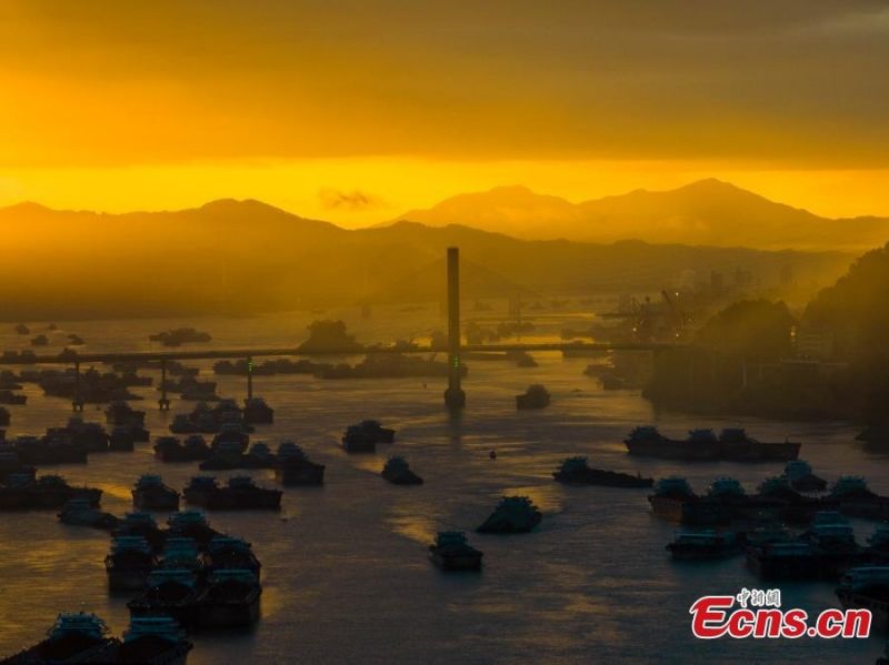 Η λάμψη της ανατολής πάνω από τον ποταμό Σιτζιάνγκ