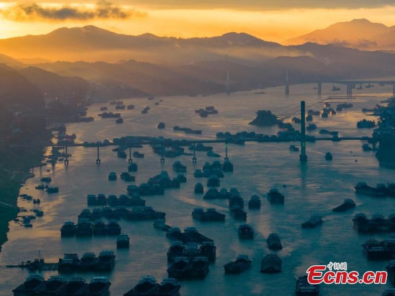 Η λάμψη της ανατολής πάνω από τον ποταμό Σιτζιάνγκ