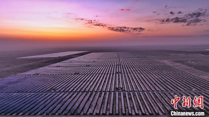 Το έργο φωτοβολταϊκής ενέργειας 300.000 kW. (Φωτογραφία / China News Service)