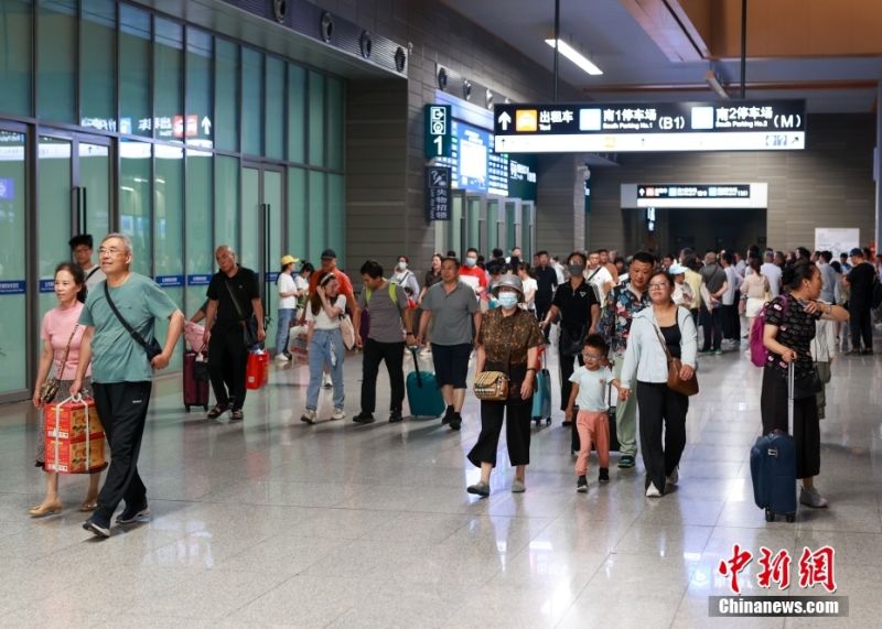 Η θερινή επιβατική κίνηση των κινεζικών σιδηροδρόμων έχει ξεπεράσει αθροιστικά τα 600 εκατομμύρια