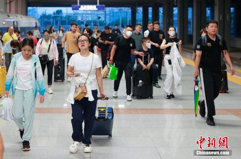 Η θερινή επιβατική κίνηση των κινεζικών σιδηροδρόμων έχει ξεπεράσει αθροιστικά τα 600 εκατομμύρια