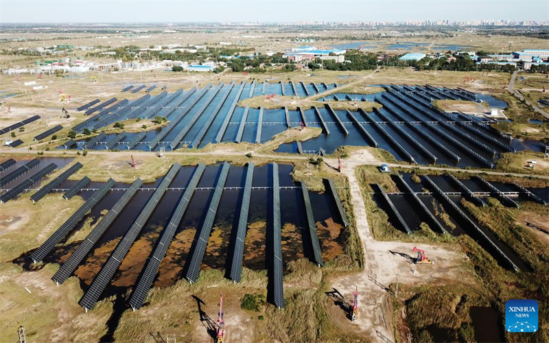 Φωτοβολταϊκός σταθμός σε επιφάνεια νερού στο πετρελαιοπηγείο Ντατσίνγκ