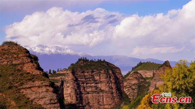 Φθινοπωρινό τοπίο στο Εθνικό Γεωπάρκο Κανμπούλα στο Τσινγκχάι